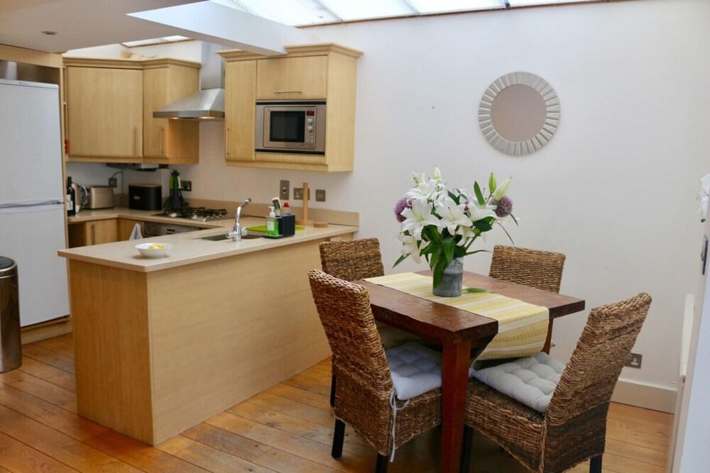 Pleasant, Intimate Flat With Backyard in Battersea