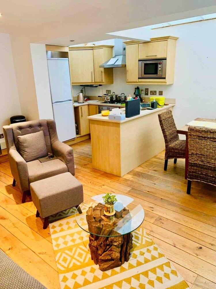 Pleasant, Intimate Flat With Backyard in Battersea