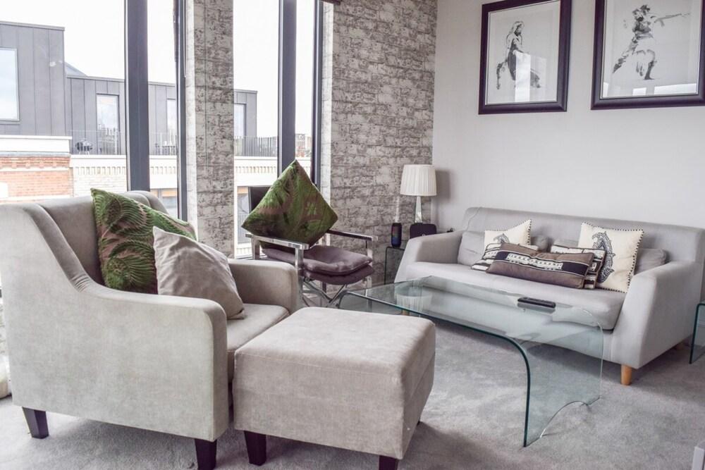 Luxurious Apartment With Balcony