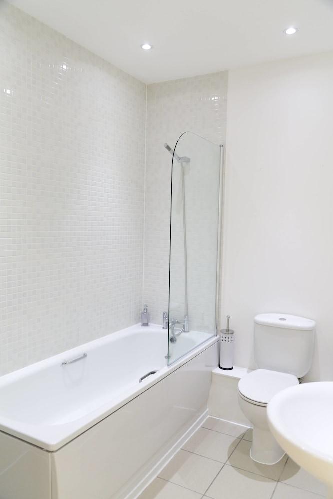 Spacious bright apartment w parking