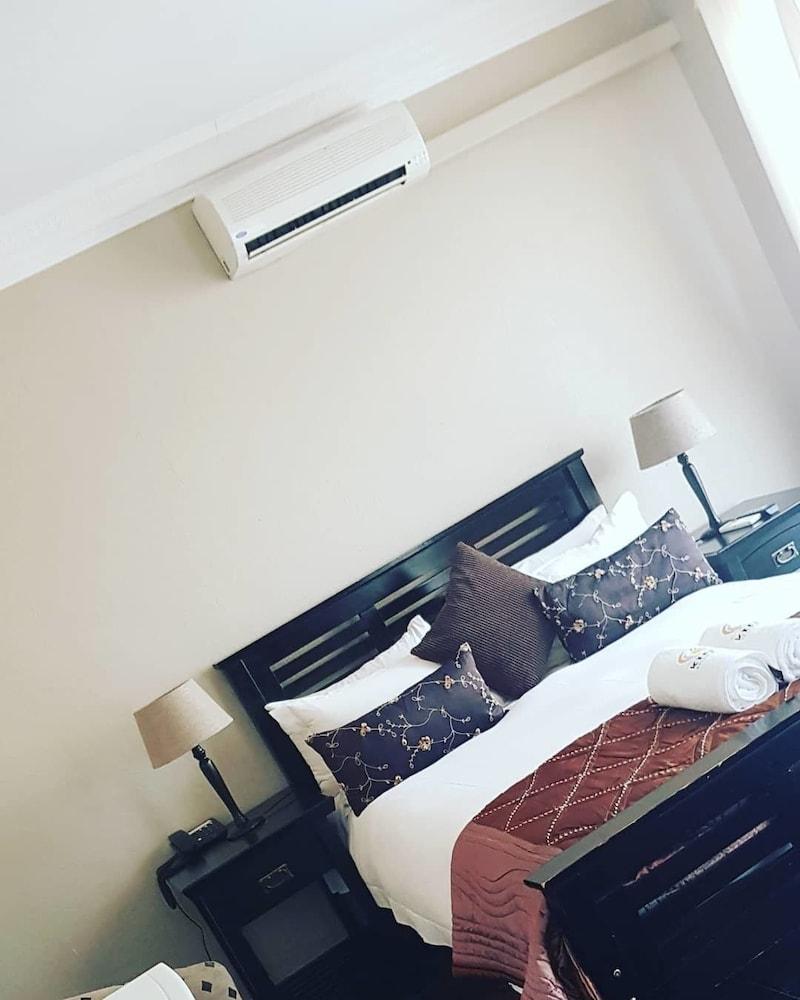 Kings Hotel and Gallery