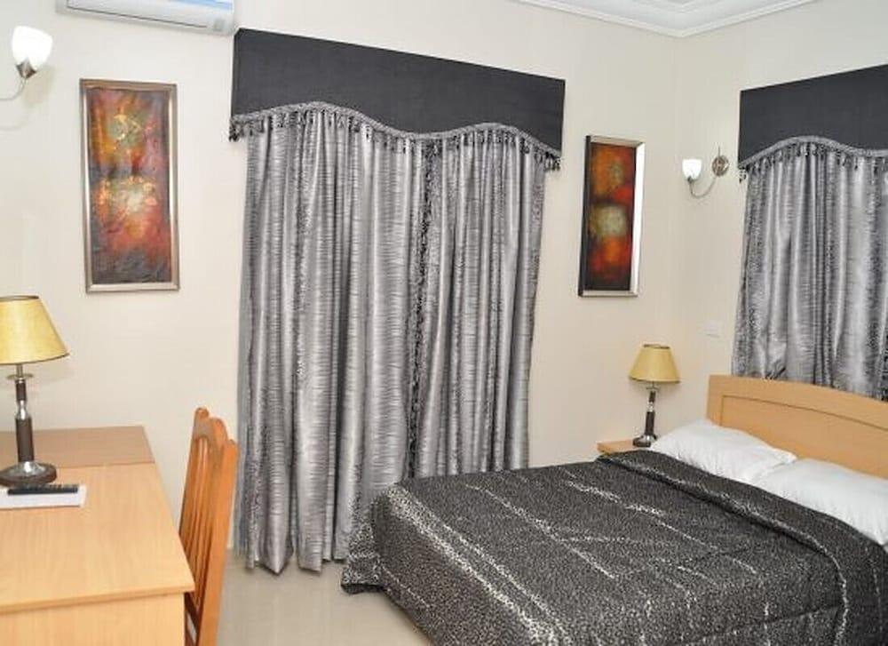 Auris Court Suites & Apartment