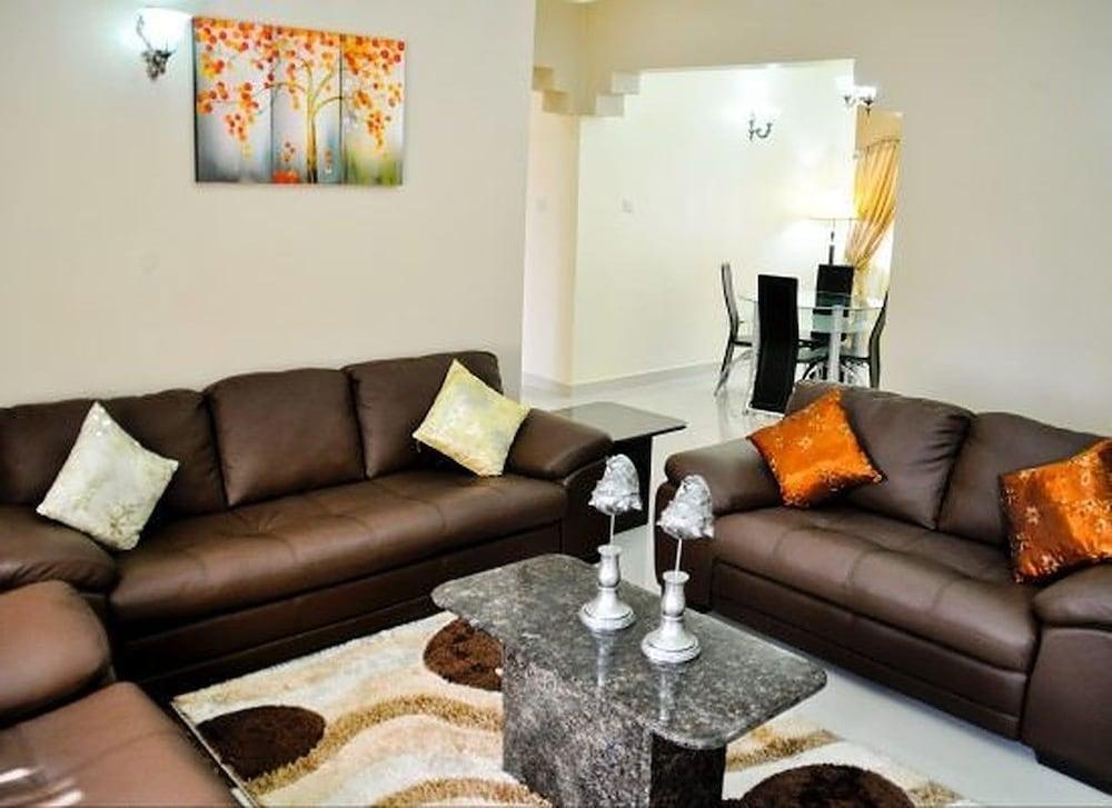 Auris Court Suites & Apartment