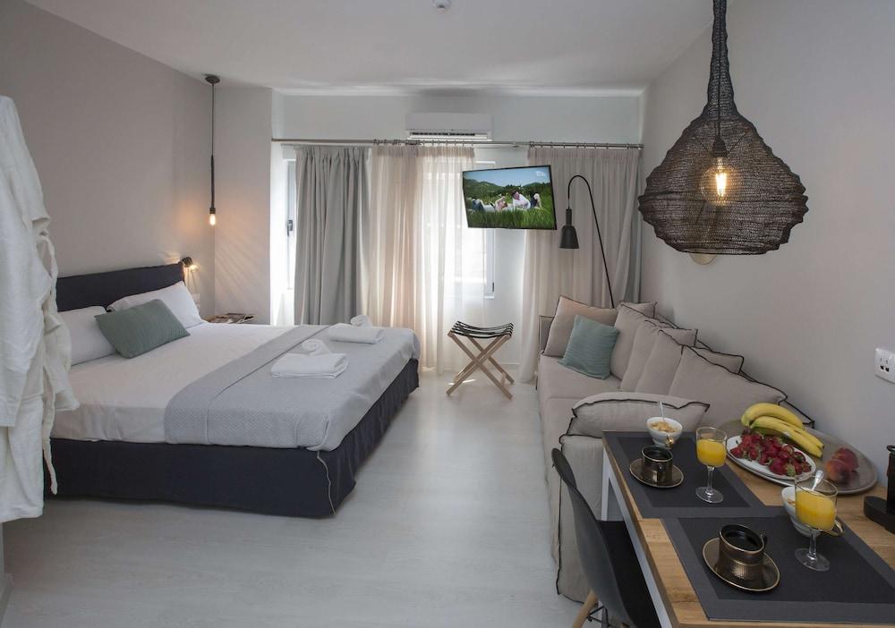 Ermou Stylish Suites by GHH