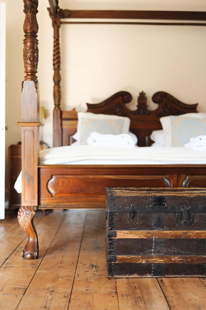 The Manor House Moreton