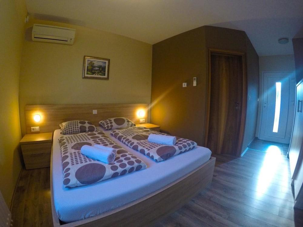 Apartments and Rooms Rea