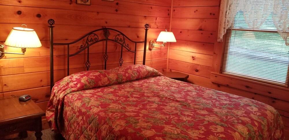 Tanglewood Motel and Log Cabins