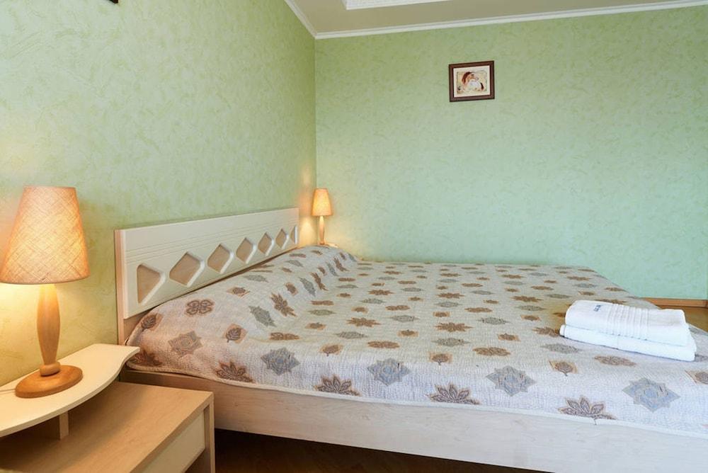 Home-Hotel Evgenia Sverstuka 8