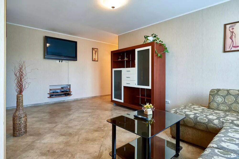 Home-Hotel Lesi Ukrainki 3