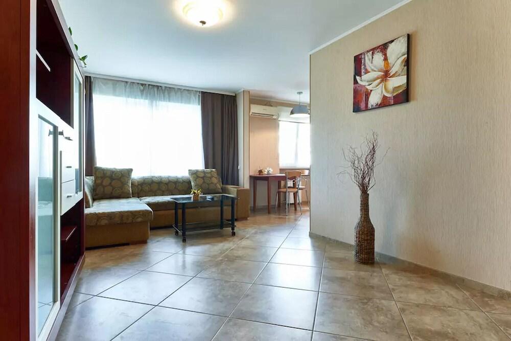 Home-Hotel Lesi Ukrainki 3