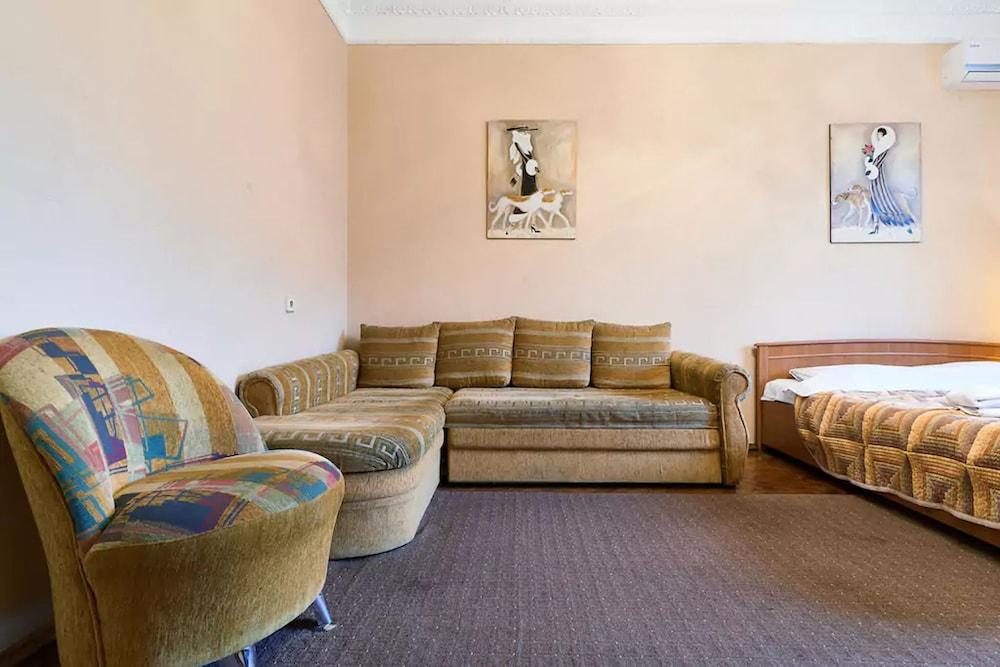 Home-Hotel Lva Tolstogo 5A