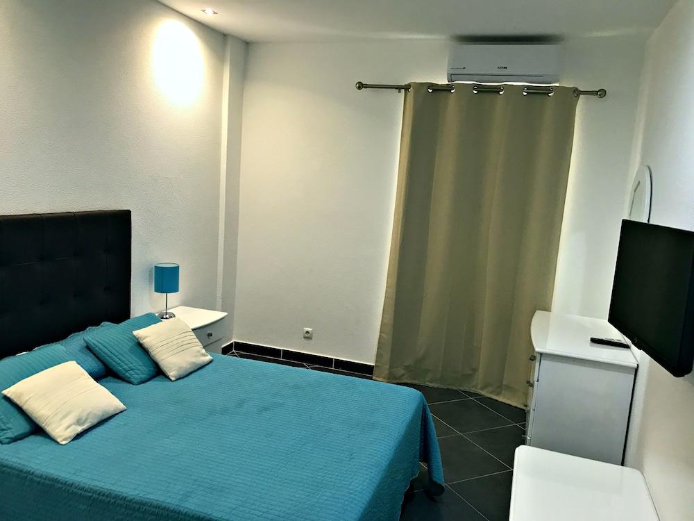 Borda d'Água, Praia da Oura