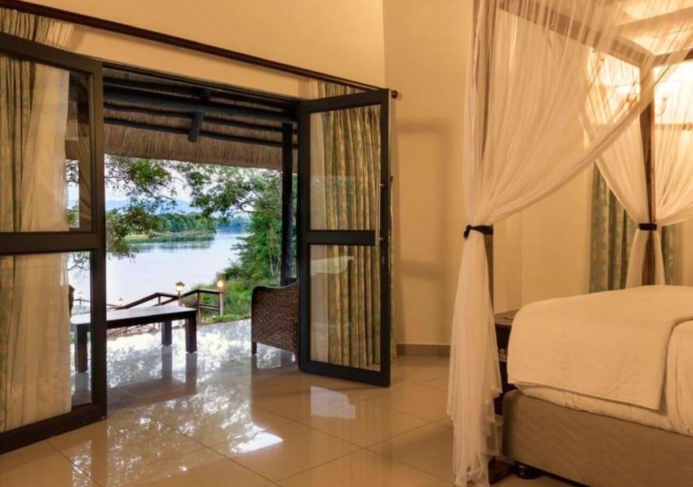 Masaumbezi River Lodge