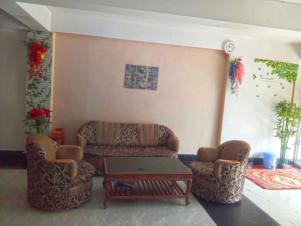 SPOT ON 44288 Maharaja Palace