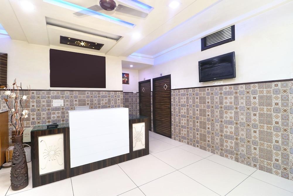 OYO 37860 Hotel Batra