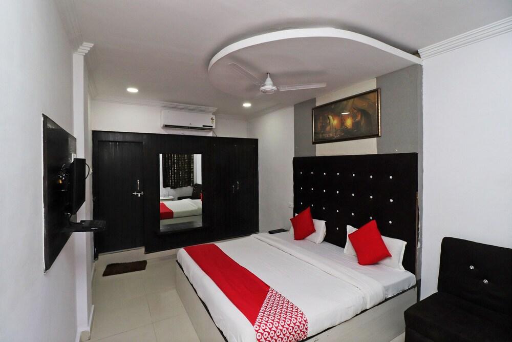 OYO 43850 Hotel Mn Galaxy