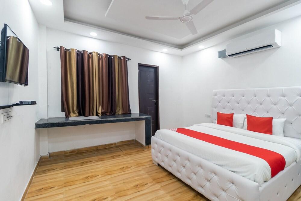 OYO 40460 Paradise Studio