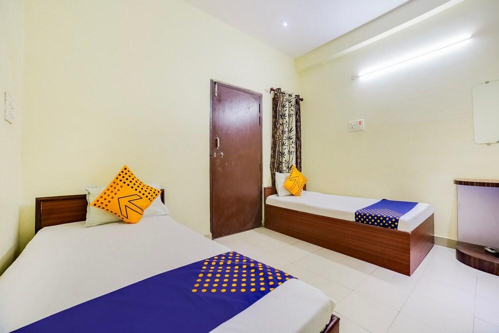 SPOT ON 45291 Bharat Lodge