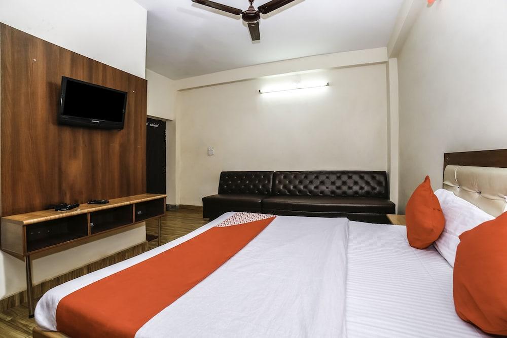 OYO 27825 Hotel Royal