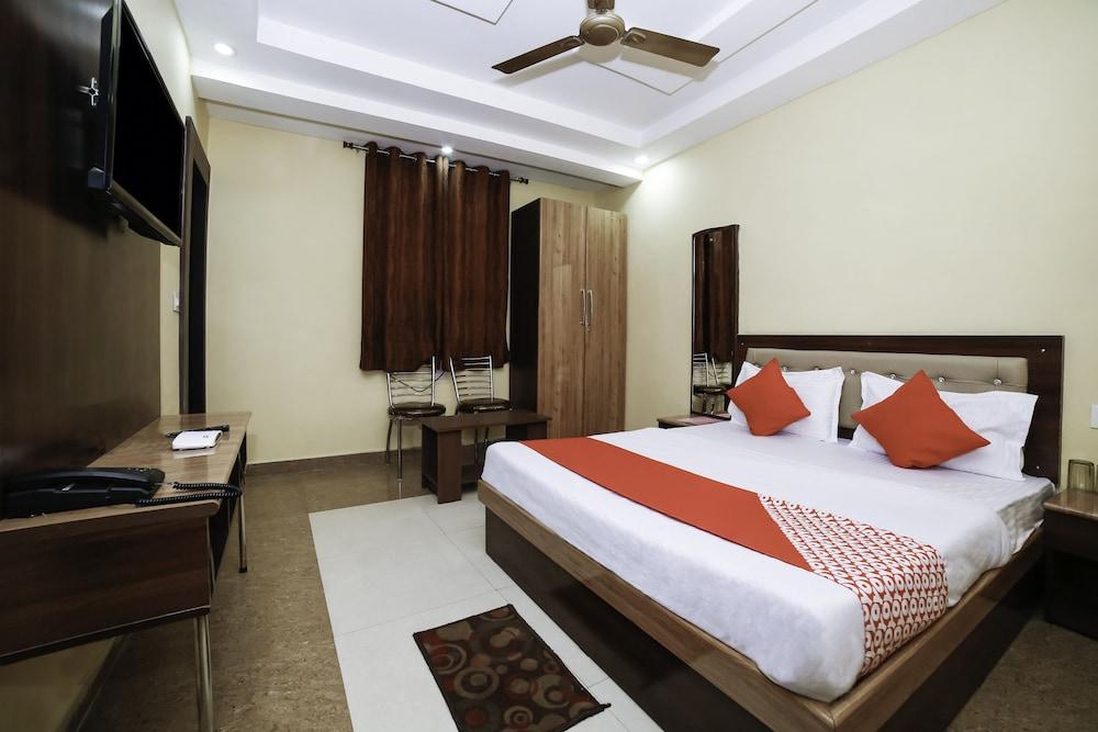 OYO 27825 Hotel Royal