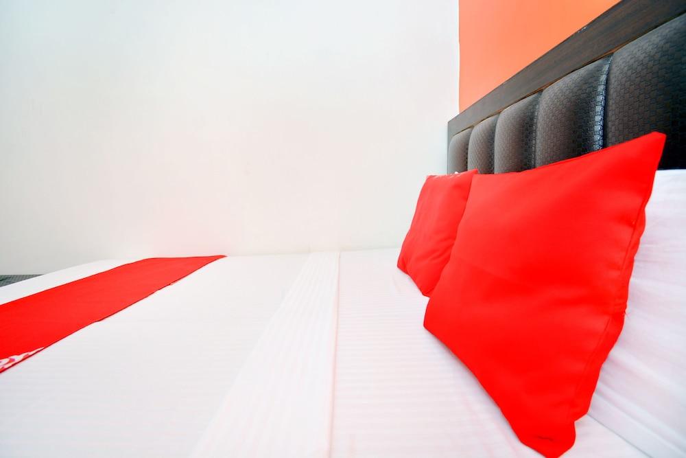 OYO 43291 Br Guest House