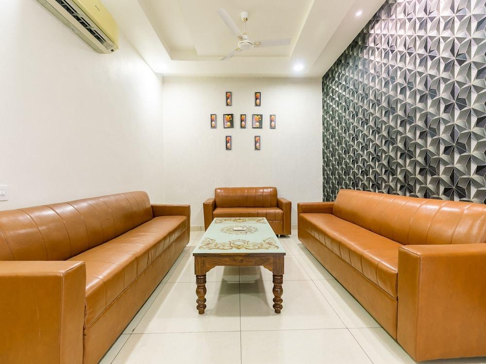 OYO 42749 Hotel Crown