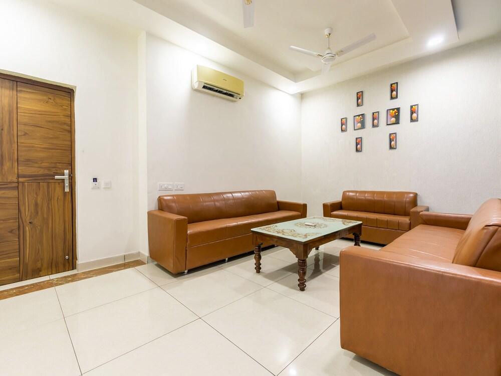 OYO 42749 Hotel Crown