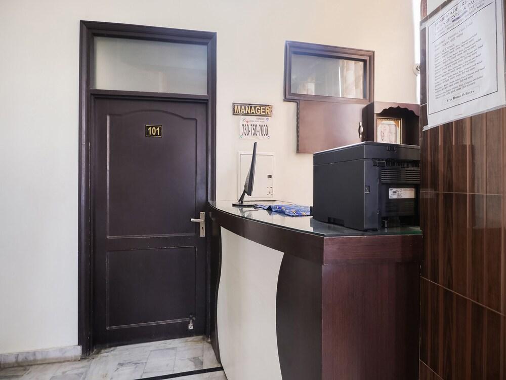 OYO 45903 Royal Guest House