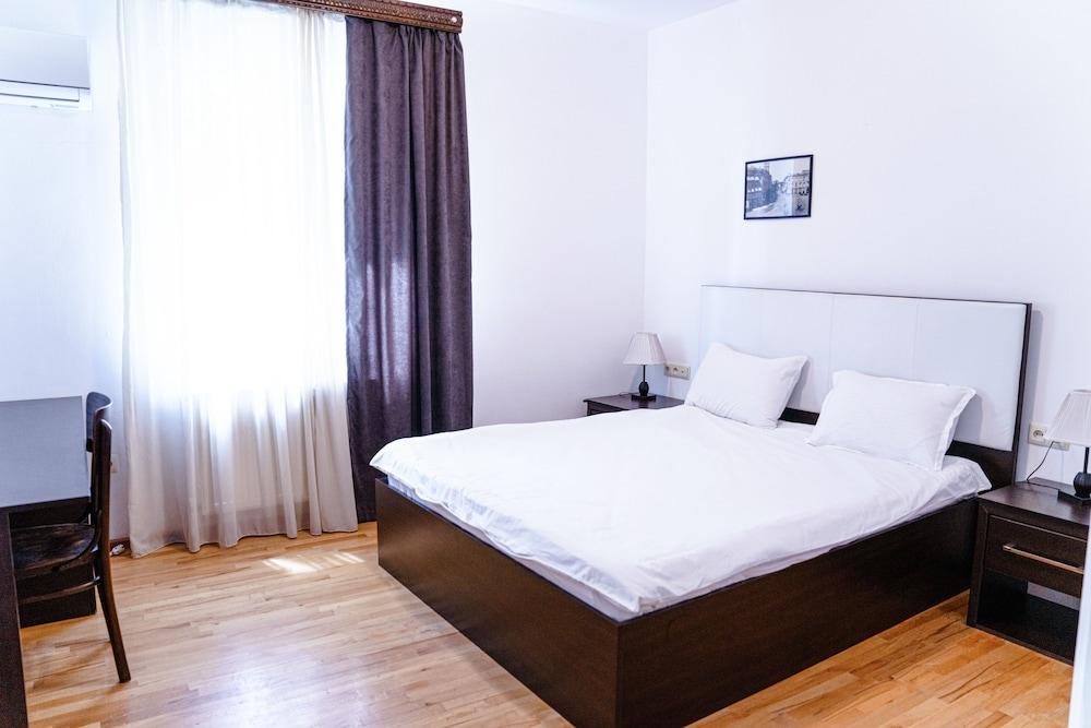 Biblioteka Hotel Rustaveli