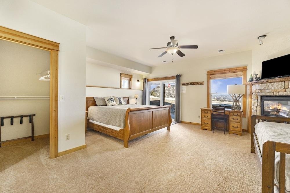 Jackstraw Mountain 32 2 Bedroom Condo by RedAwning