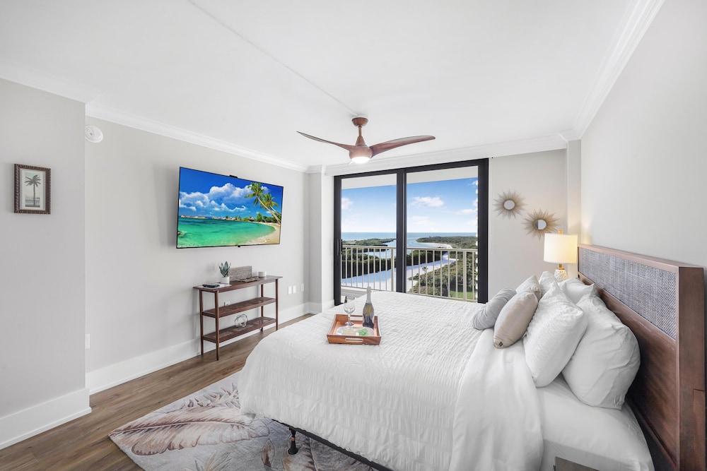 Beachfront Condo With Panoramic Ocean Views and Pool