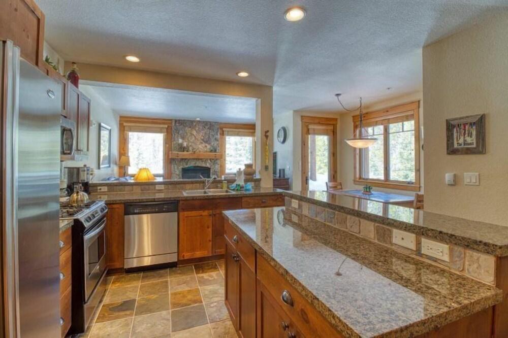 Private Family Friendly 2 Bedroom Townhome Located in East Keystone With Access to Free Shuttle Service