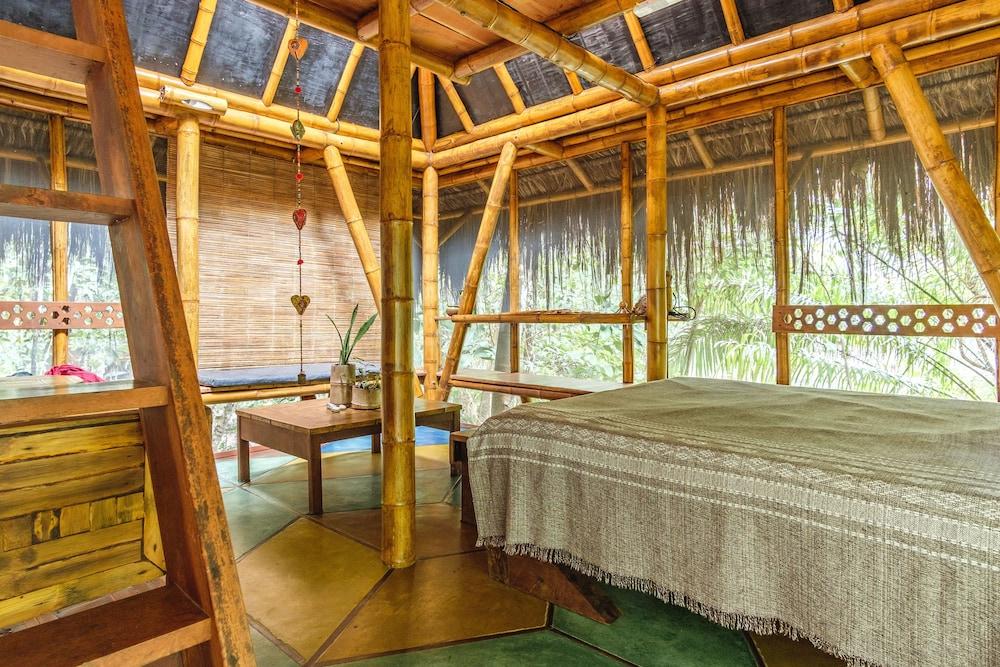 Universo Pol Bamboo Hostel