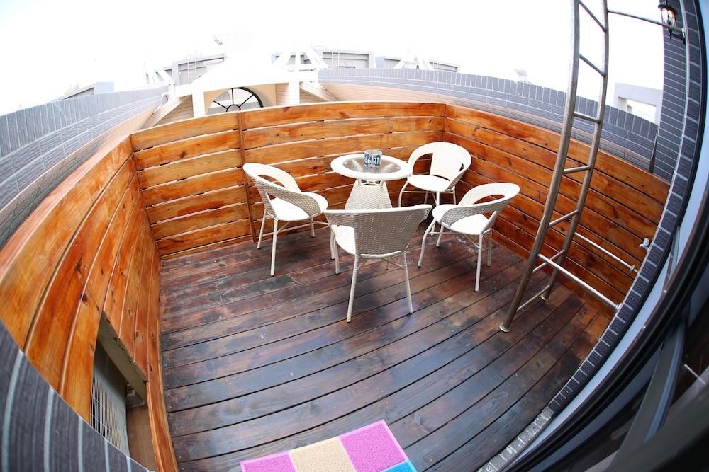 Starry Night Laurel Hotel