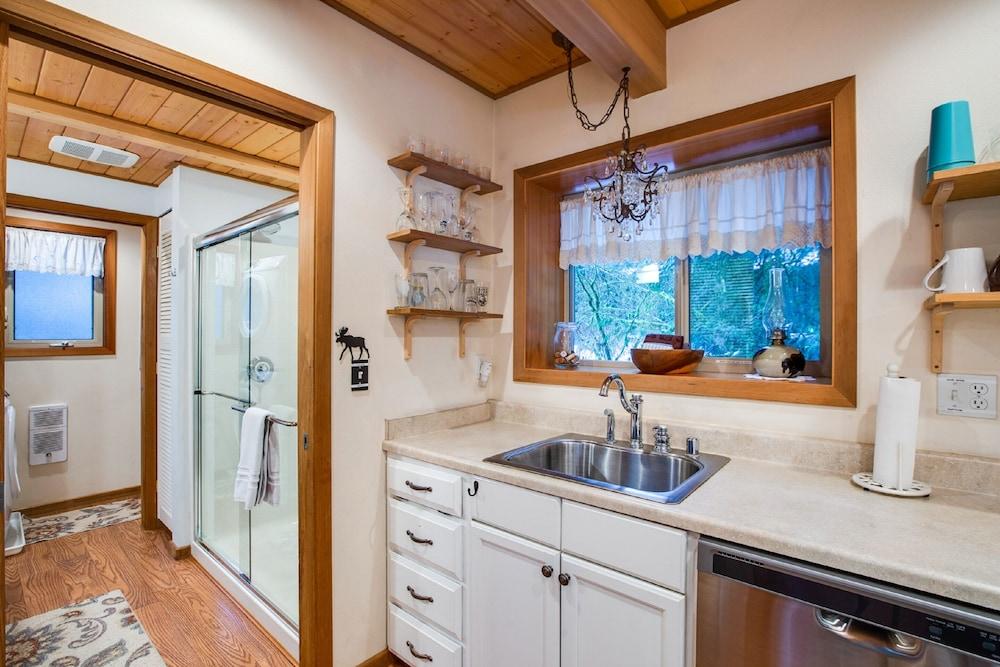 04SL - Hot Tub - BBQ - Pets OK - Sleeps 5