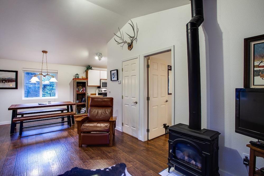 16GS - Hot Tub - BBQ - Pets Ok - Sleeps 2