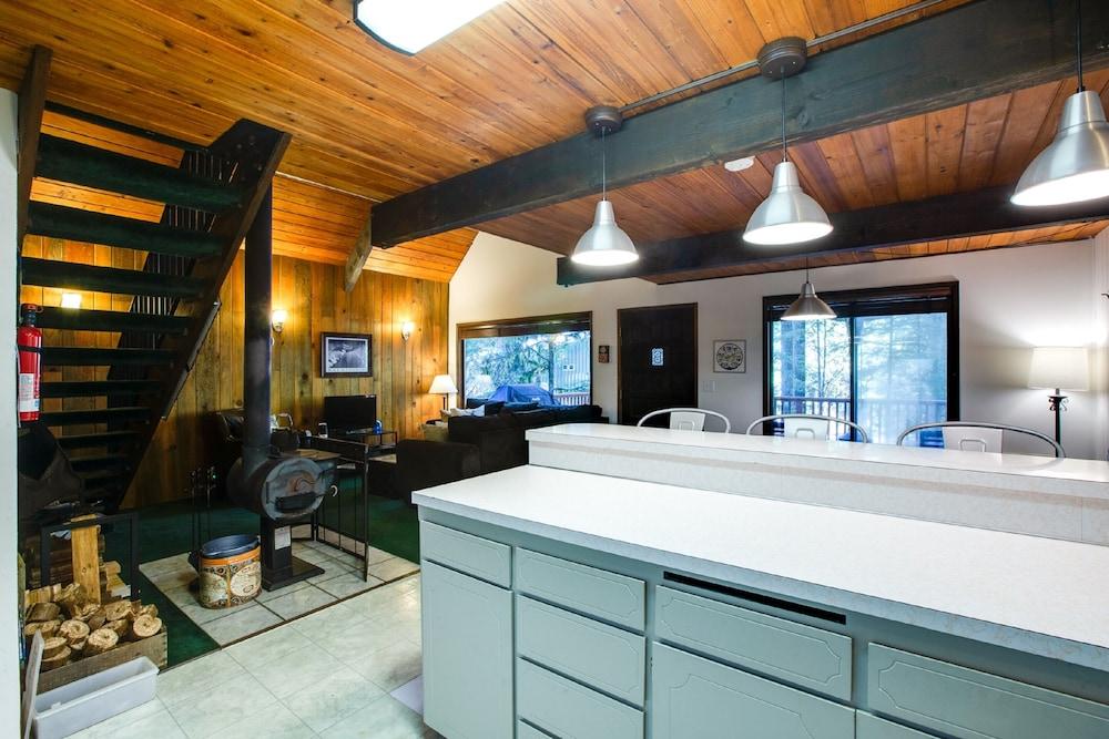 98SL - Hot Tub - BBQ - Pets Ok - WiFi - Sleeps 6