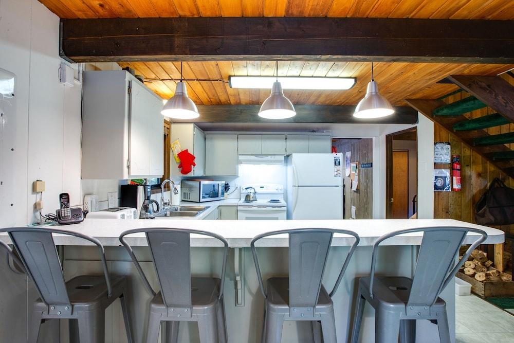 98SL - Hot Tub - BBQ - Pets Ok - WiFi - Sleeps 6