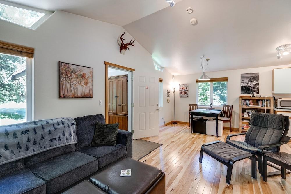 Mt. Baker Lodging Cabin 60 – Hot Tub, WiFi, Sleeps 2! by MBL