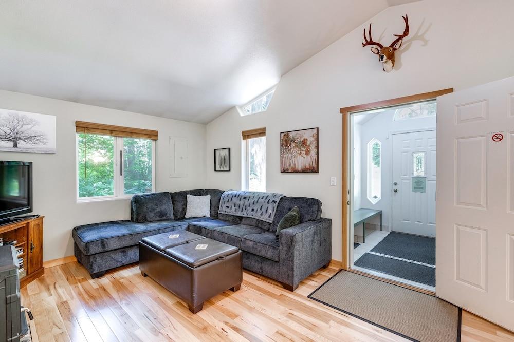 Mt. Baker Lodging Cabin 60 – Hot Tub, WiFi, Sleeps 2! by MBL
