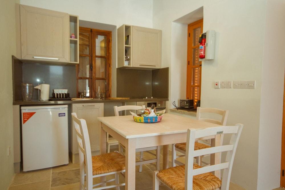 Thyone Uno Bal Cottage