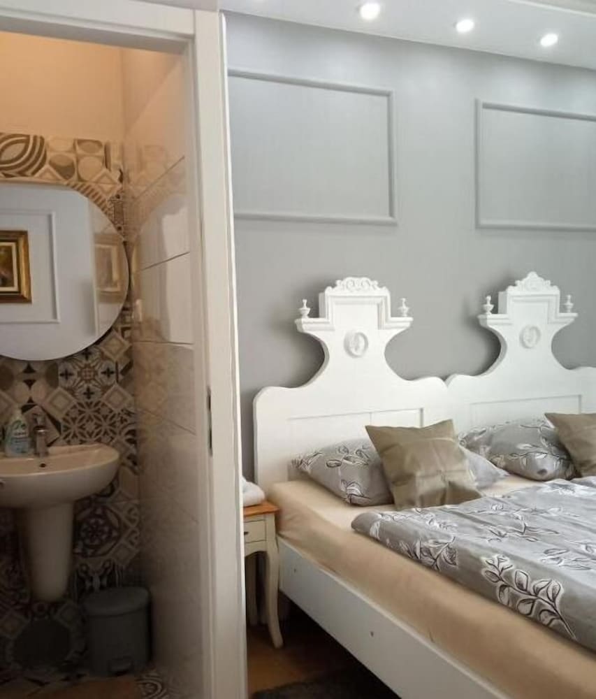 Villa Lucia Apartments & Rooms