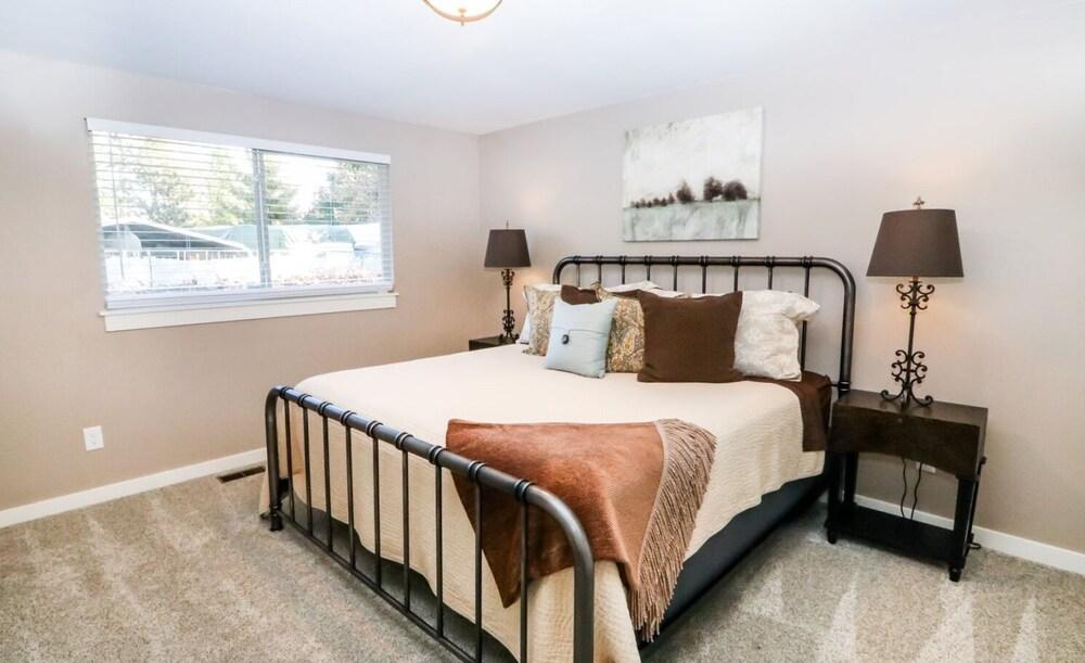 Mins From BSU Stadium!  Entertainer`s Dream!