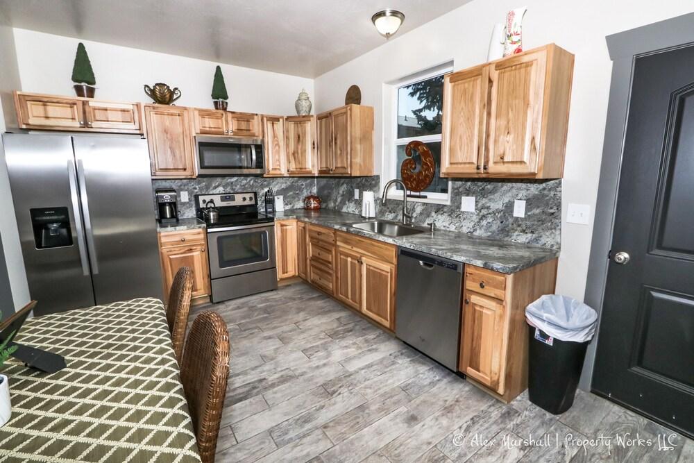 Perfect For Traveling Professionals - Easy Access to Everything!