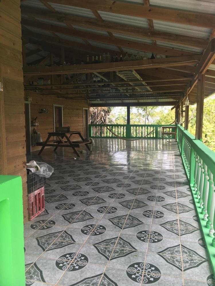 Island Charm Apartments