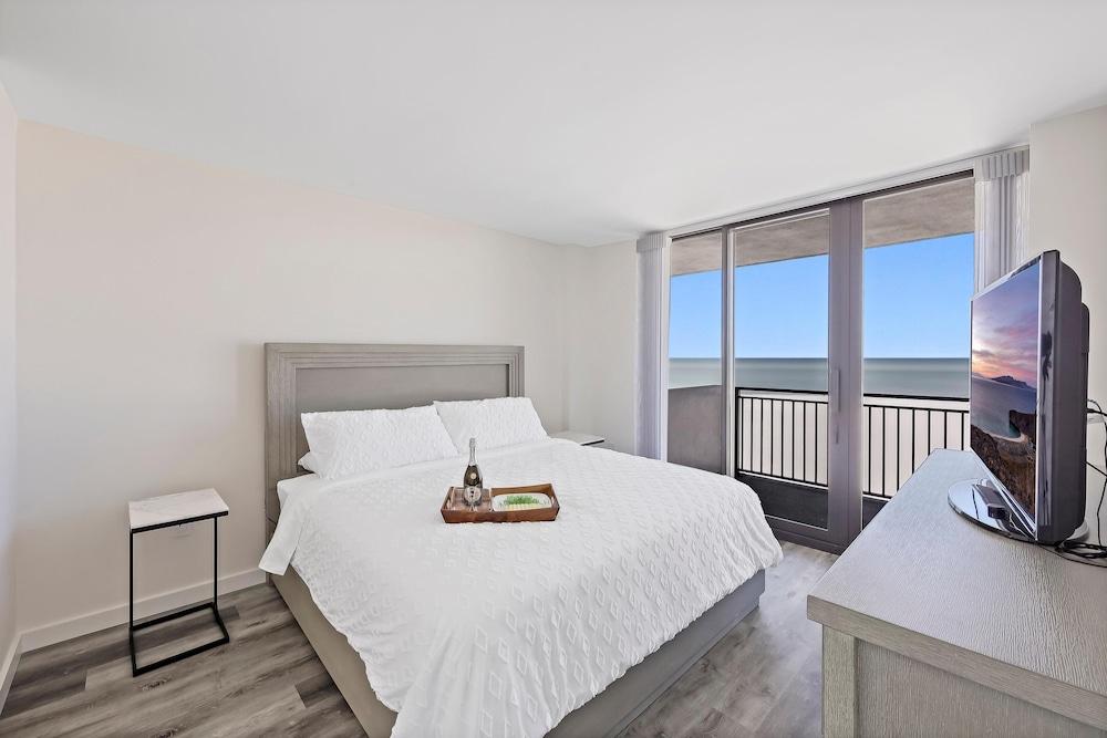 Modern 11th Floor Beachfront Condo With Views/pool