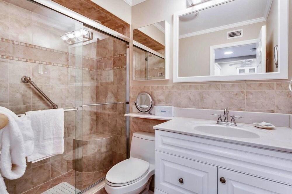 Sanibel Arms E3 1bed/1bath