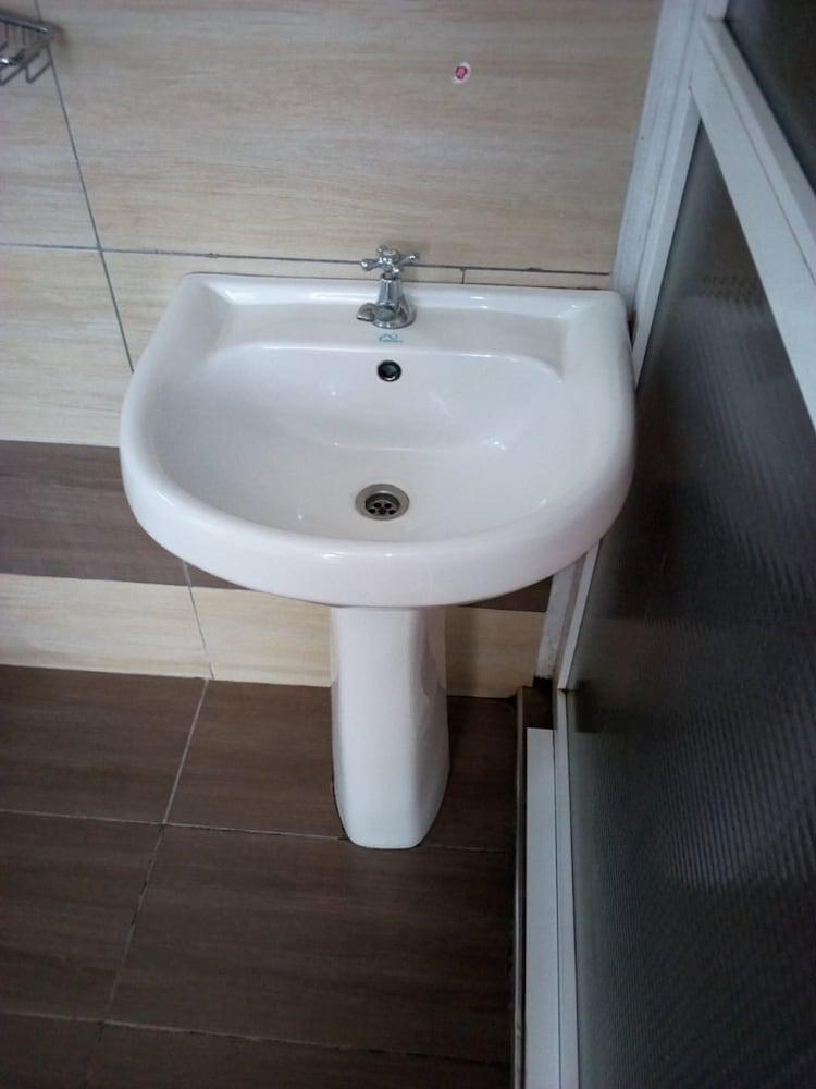 Bricks Pub & Hotel - Adults Only