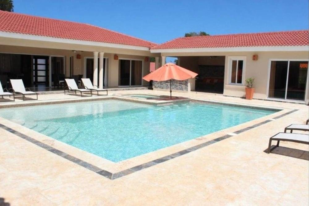 Villa With Jacuzzi, TVs in all Bedrooms