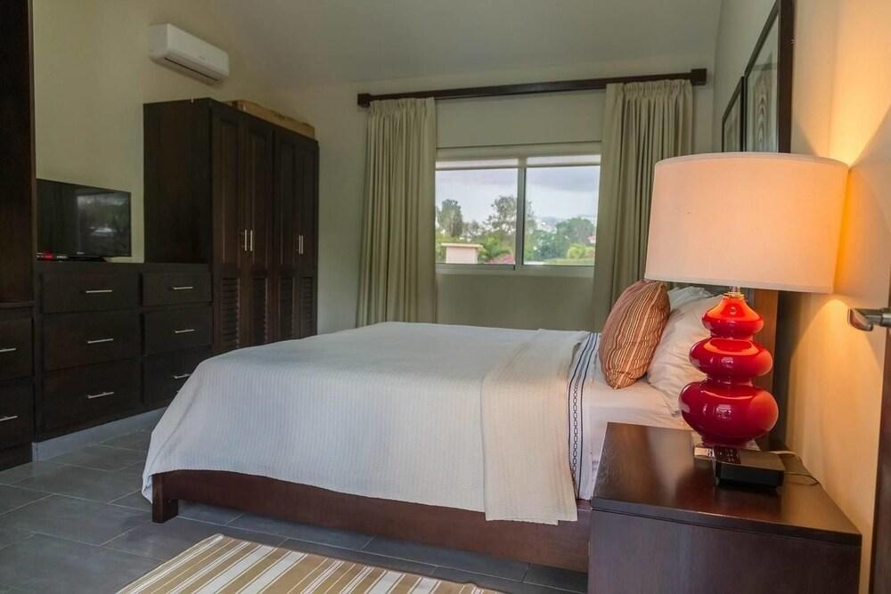 Villa Equipped With an Infinity Edged Pool in Gated Community